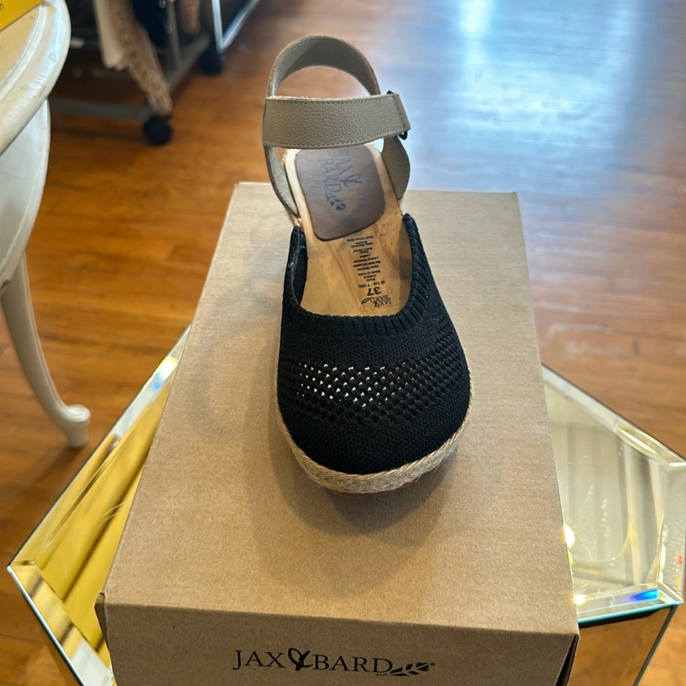 Black sandals clog.